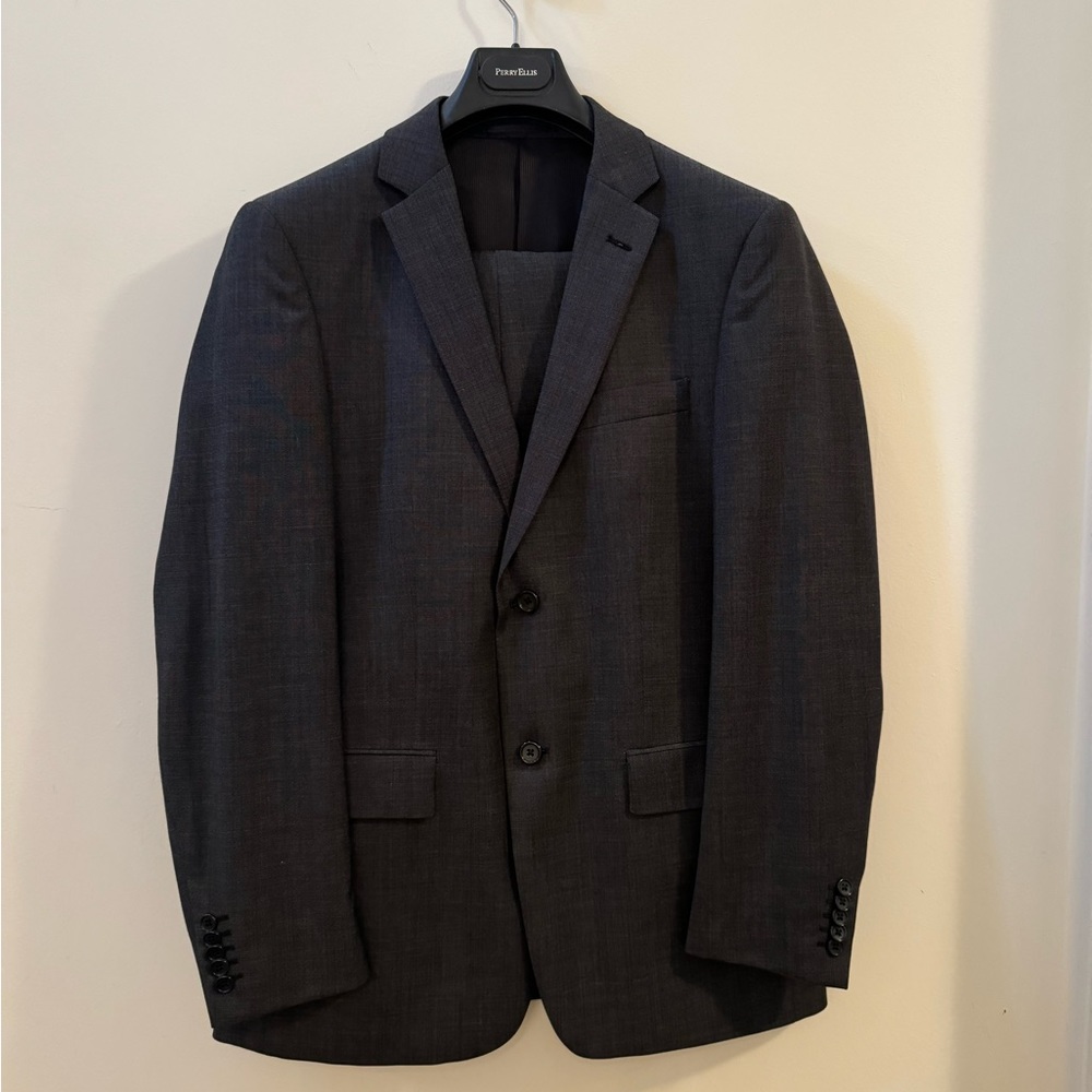 Perry Ellis Modern Slim Fit lightweight wool suit